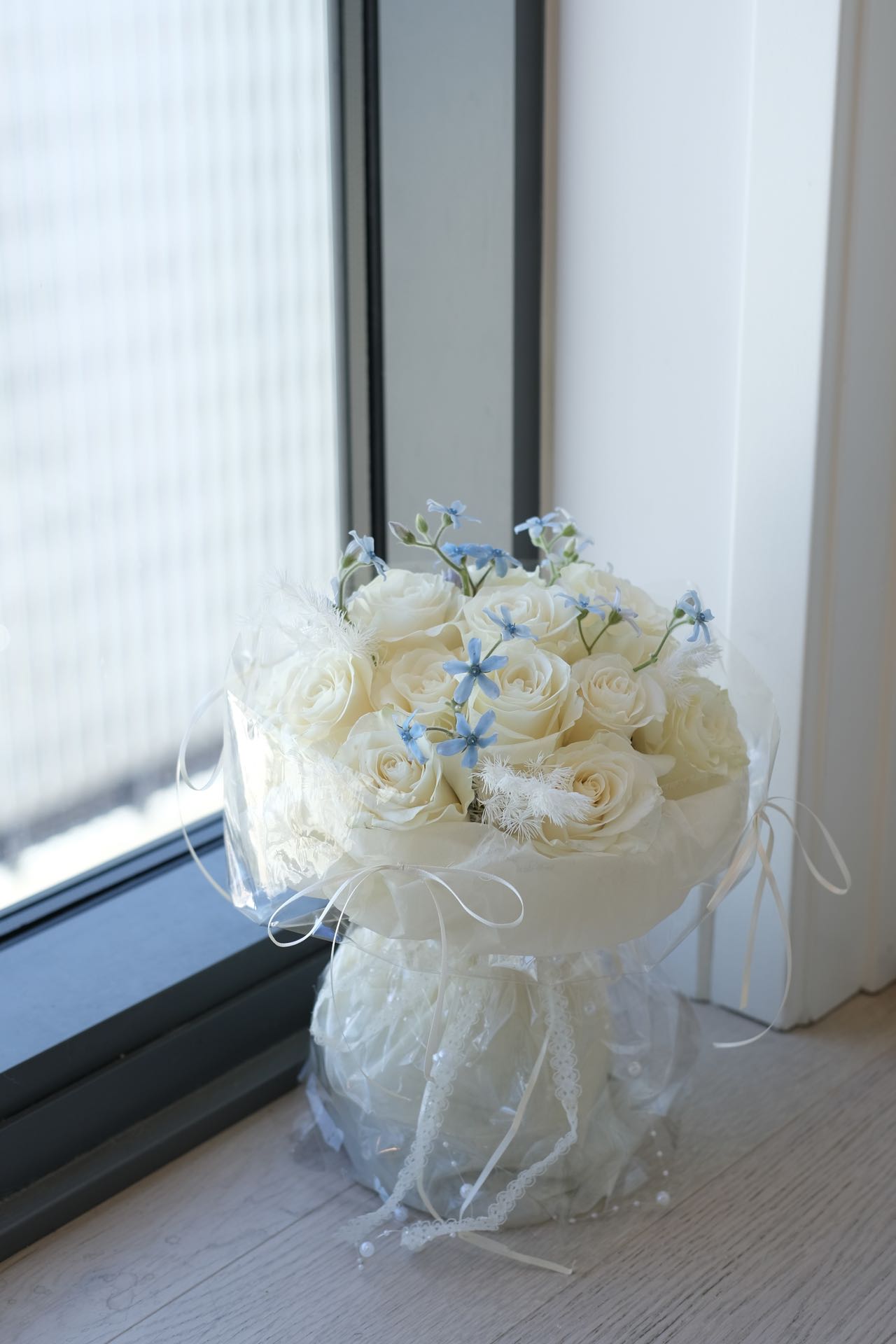 21 stems White Rose with Blue Star