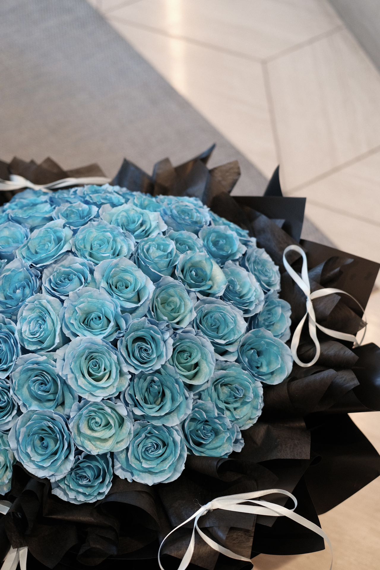 60 stems Mr Light blue